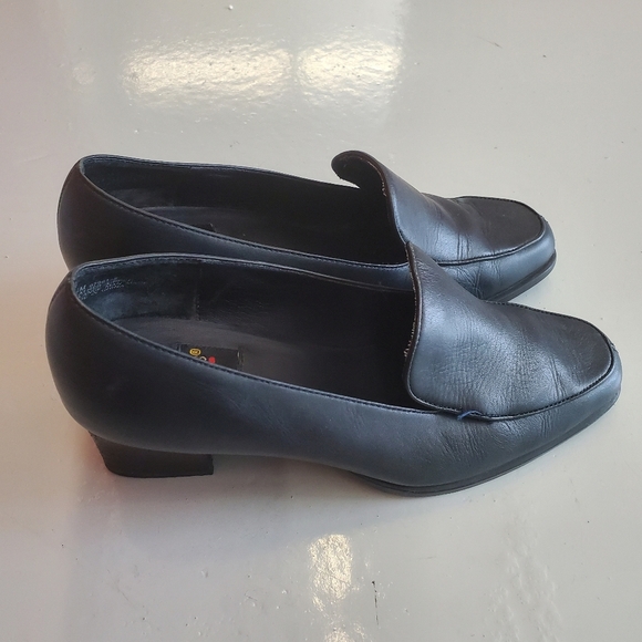 Vintage Aerosoles Classic Loafer Style Heel - Picture 4 of 9